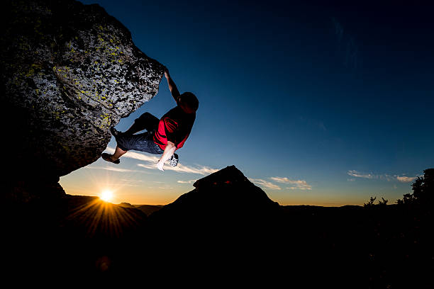 działanie wspinaczka skalna - mountain climbing rock climbing motivation awe zdjęcia i obrazy z banku zdjęć