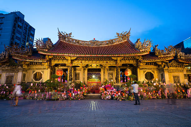 istock Night Scene of Longshan Temple 521029613