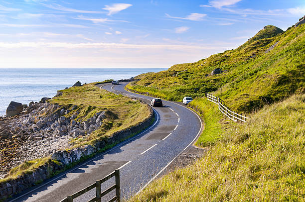 de antrim ruta costera en irlanda del norte, reino unido - curve driving winding road landscape fotografías e imágenes de stock
