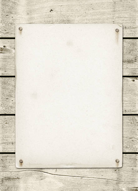 blanco vintage cartel nailed en una placa de madera blanca - wild west wood west paper fotografías e imágenes de stock