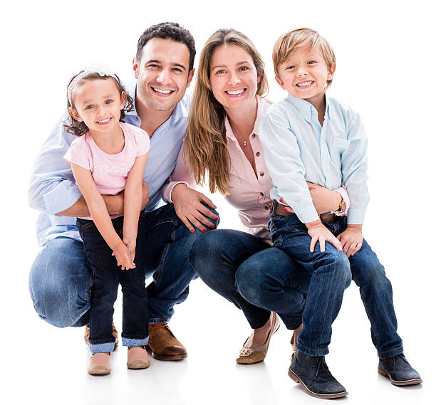 familia feliz mirando - family with two children father clothing smiling fotografías e imágenes de stock