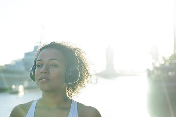 alegre mulher correr ao ar livre com o início da manhã - london england morning sunlight tower bridge imagens e fotografias de stock