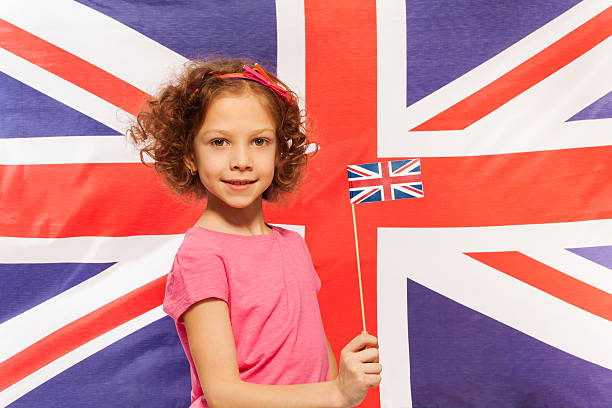 inglés chica con bandera británica en frente de bandera - british empire flag global uk fotografías e imágenes de stock