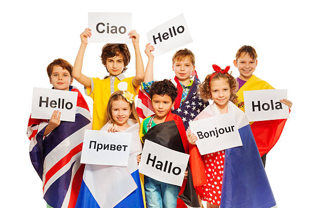 enfants tenant accueillir les panneaux dans différentes langues - french culture text classroom learning photos et images de collection