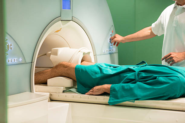 врач и пациент с помощью мрт-томограф - male nurse male healthcare and medicine technician стоковые фото и изображения