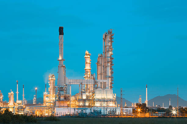 istock Oil refinery factory 521043500