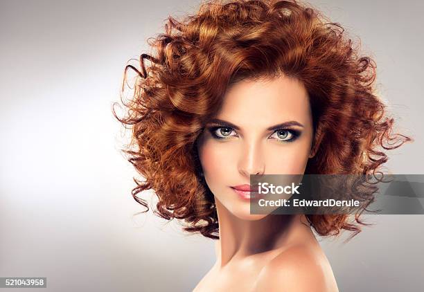 Hermosa Chica De Pelo Roja Foto de stock y más banco de imágenes de Mujeres - Mujeres, Cabello humano, Modelo de modas