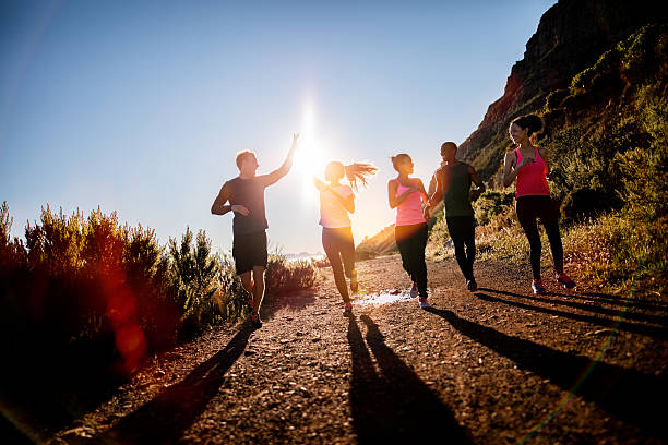 radosny znajomych, biegania na świeżym powietrzu - jogging running motivation group of people zdjęcia i obrazy z banku zdjęć