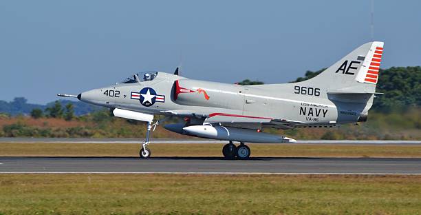 un a-4 skyhawk hidromasaje - skyhawk fotografías e imágenes de stock