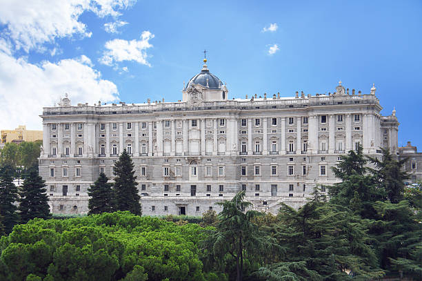 sabatini de north lado do palácio real de madrid - urban scene real estate nobody white imagens e fotografias de stock