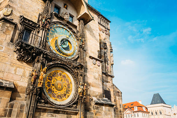 horloge astronomique de prague, en république tchèque - hôtel de ville de prague photos et images de collection
