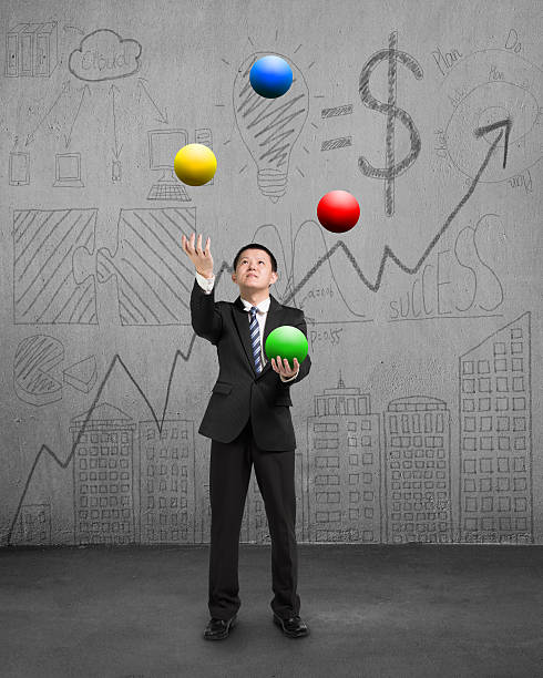 uomo d'affari giocando palle colorate in piedi - juggling efficiency skill businessman foto e immagini stock