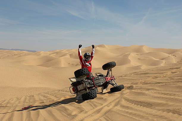 mężczyzna jazdy quad na pustyni - fourwheeler zdjęcia i obrazy z banku zdjęć