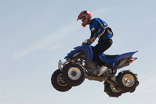 homme équitation quad dans le désert - fourwheeler photos et images de collection