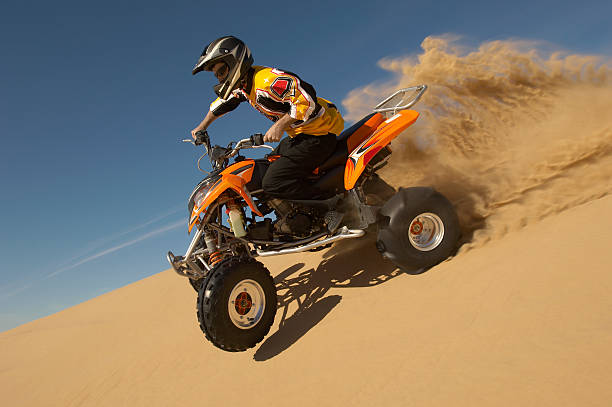 homme équitation quad dans le d�ésert - fourwheeler photos et images de collection