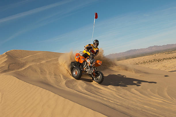 homme équitation quad dans le désert - fourwheeler photos et images de collection