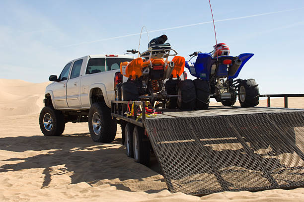 quady na przyczepy z tyłu pickup truck - fourwheeler zdjęcia i obrazy z banku zdjęć