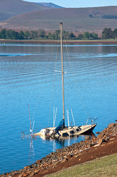 affondato yacht sul bagnasciuga di midmar dam - midmar foto e immagini stock