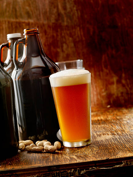 cerveja growlers - food and drink close up vertical indoors - fotografias e filmes do acervo