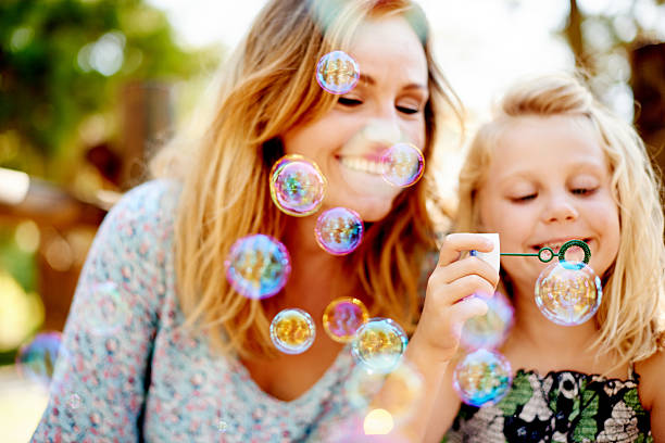 por lo tanto una gran cantidad de burbujas. - bubble child bubble wand blowing fotografías e imágenes de stock