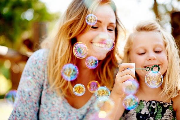 beaucoup de bulles ! - bubble child bubble wand blowing photos et images de collection