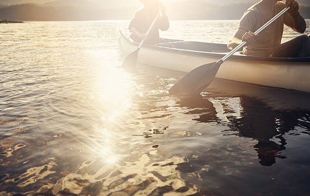 fila in avanti e fare cose. - men sitting canoe canoeing foto e immagini stock