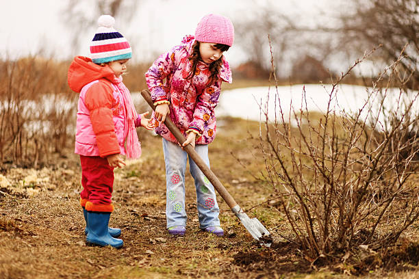 Il bambino nel giardino. - foto stock