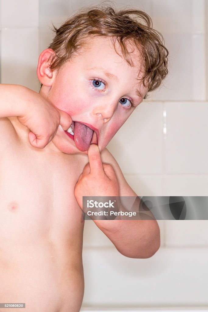 Chico niño la cara jocosa. - Foto de stock de Boca humana libre de derechos