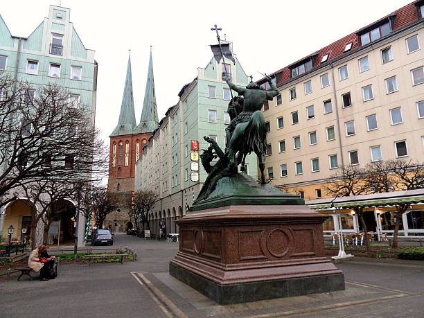 berlino-statua di san giorgio - st george dragon mythology horse foto e immagini stock