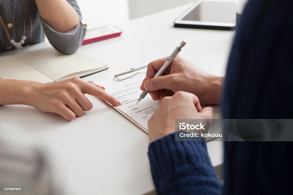 Hombres señal de la casa del contrato - Foto de stock de Préstamo libre de derechos