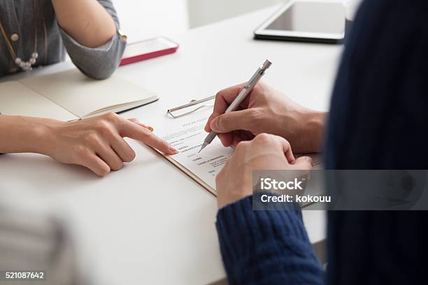 Hombres Señal De La Casa Del Contrato Foto de stock y más banco de imágenes de Préstamo - Préstamo, Banco - Edificio financiero, Contrato