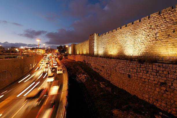 les murs de l'ancienne ville de nuit, jerusalem - jerusalem judaism david tower photos et images de collection