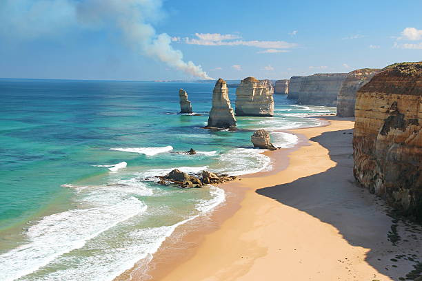 os doze apóstolos, austrália, e bushfire - uncultivated meteorology weather sea imagens e fotografias de stock