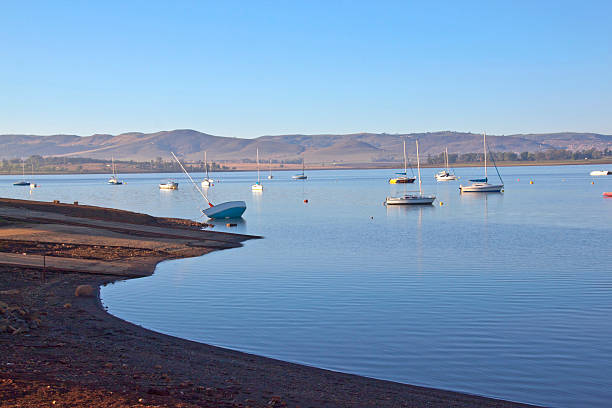 vista di mattina presto barca su slipway midmar dam - midmar foto e immagini stock