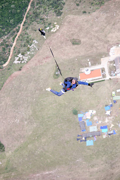 parachutist abre um pára-quedas - parachuting open parachute opening imagens e fotografias de stock