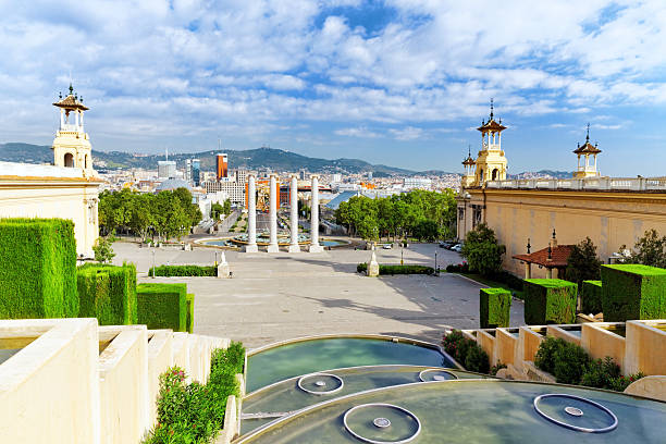 vista di barcellona su placa de espanya (piazza di spagna) - castle catalonia spain majestic foto e immagini stock