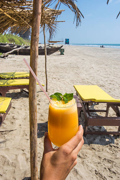 свежий сок на пляже в индии, гоа - alenka стоковые фото и изображения