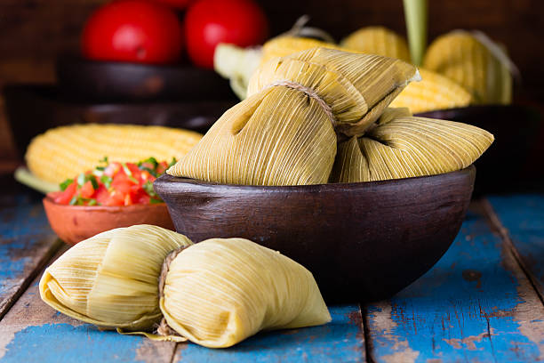 ラテンアメリカ料理をお召し上がりください。伝統的な自家製 humitas のトウモロコシ - traditional foods ストックフォトと画像