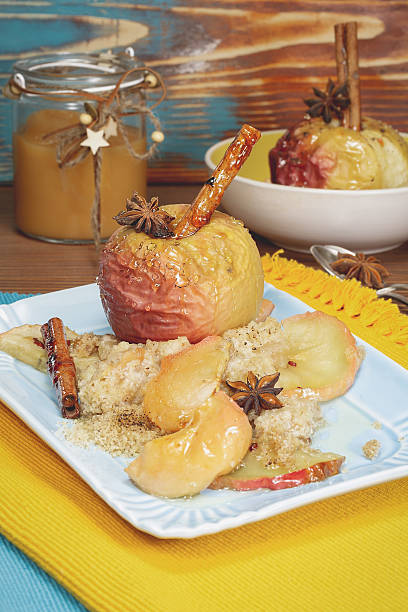 печёный яблоки с медом, корица и изюм - baked apple apple dessert stuffed стоковые фото и изображения