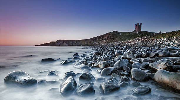 milky воды на замок - bamburgh стоковые фото и изображения