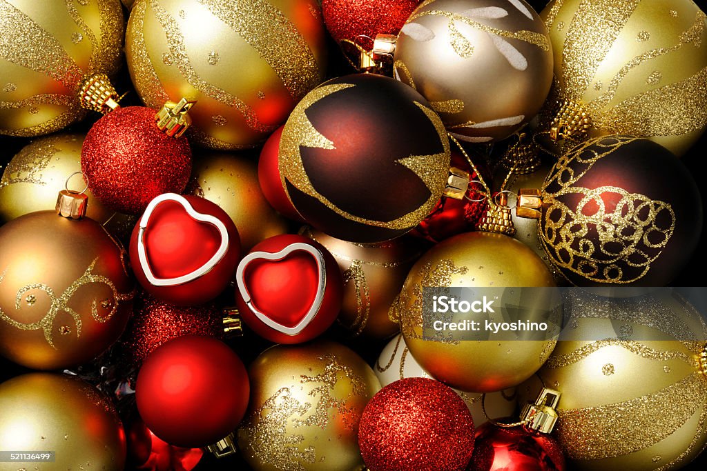 クリスマスボール、2 つのハート形のシルバーリング - お祝いのロイヤリティフリーストックフォト