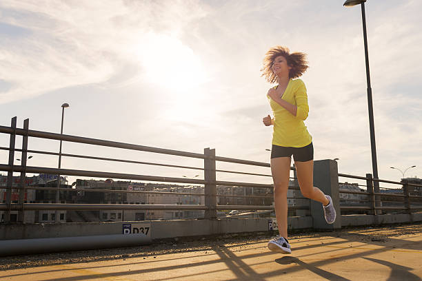 dziewczynka jogging - sun people jogging sunset zdjęcia i obrazy z banku zdjęć