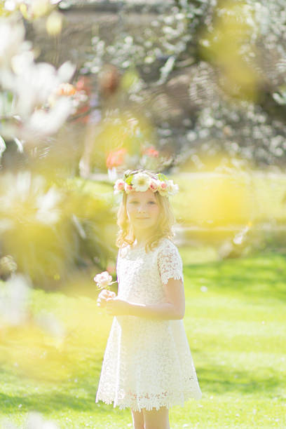 biondo ragazza in con un gufo in un albero di magnolia - formal garden ornamental garden child single flower foto e immagini stock