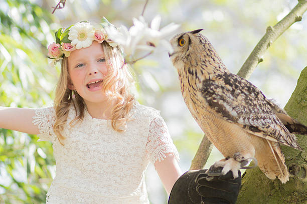 ブロンドの女の子を、ミミズクのマグノリアの木 - animal day owl one animal ストックフォトと画像