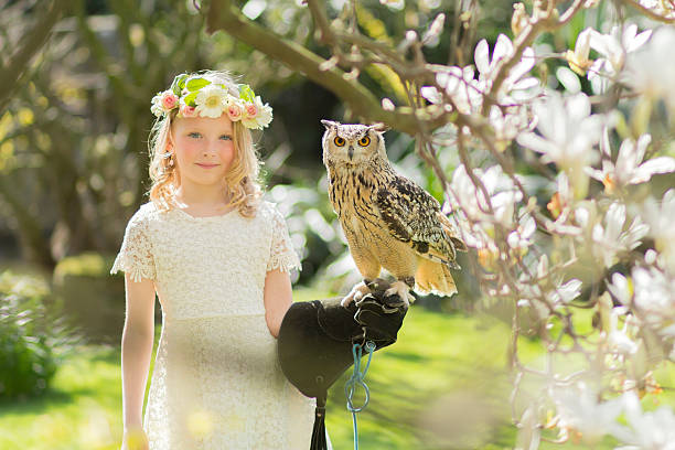 ブロンドの女の子を、ミミズクのマグノリアの木 - animal day owl one animal ストックフォトと画像