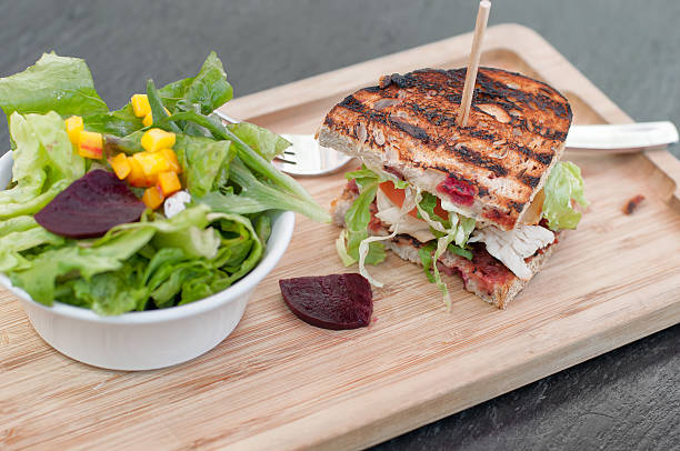 sanduíche de peru grelhado e cranberry com acompanhamento de salada - portion turkey sandwich close up - fotografias e filmes do acervo