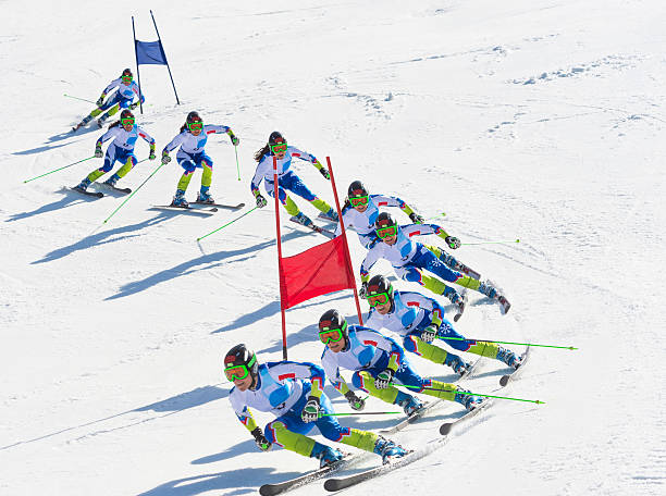 imagem múltipla de mulher esqui slalom gigante esquiador durante a corrida - skiing sports race ski mountain range imagens e fotografias de stock