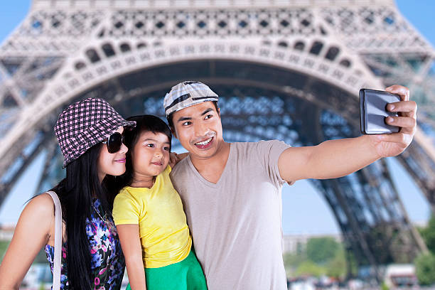 istock Tourist taking picture in eiffel tower 521151005