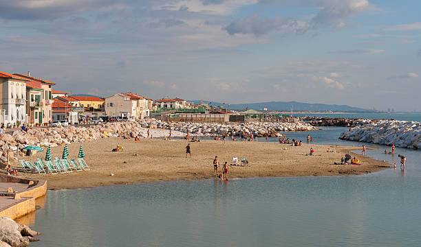 marina di pisa acampamento de férias - marina di pisa imagens e fotografias de stock