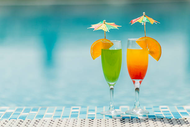 cocktails am pool - drink swimming pool cocktail poolside stock-fotos und bilder